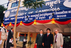 カンボジア大学の校舎の入り口